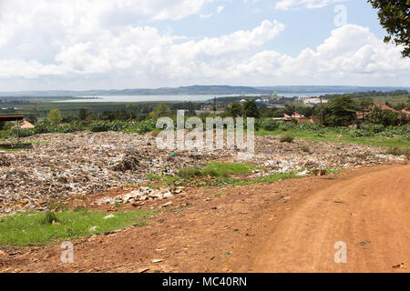 Jinja, Uganda. Il 21 maggio 2017. Una grande discarica di rifiuti tentacolare nei sobborghi della città ugandese di Jinja. Foto Stock