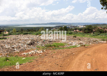 Jinja, Uganda. Il 21 maggio 2017. Una grande discarica di rifiuti tentacolare nei sobborghi della città ugandese di Jinja. Foto Stock