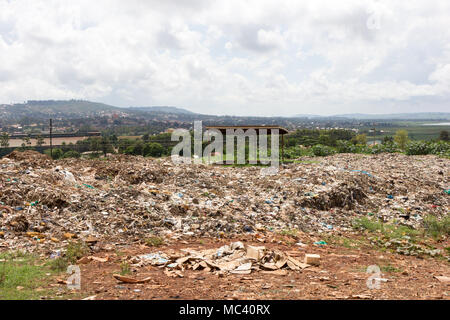 Jinja, Uganda. Il 21 maggio 2017. Una grande discarica di rifiuti tentacolare nei sobborghi della città ugandese di Jinja. Foto Stock