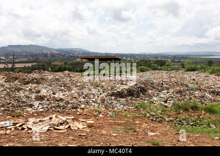 Jinja, Uganda. Il 21 maggio 2017. Una grande discarica di rifiuti tentacolare nei sobborghi della città ugandese di Jinja. Foto Stock