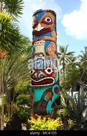 Coloratissimi totem pole, Bora Bora, South Pacific. Foto Stock