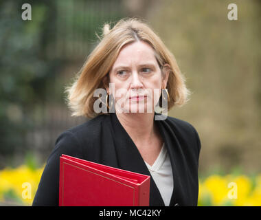 A Downing Street, Londra, Regno Unito. 12 aprile 2018. I ministri del governo chiamato a Downing Street dal recesso per una speciale riunione del gabinetto a discutere di risposta ad attacchi chimici in Siria. Ambra Rudd, Segretario di Stato per il Dipartimento Home arriva. Credito: Malcolm Park/Alamy Live News. Foto Stock