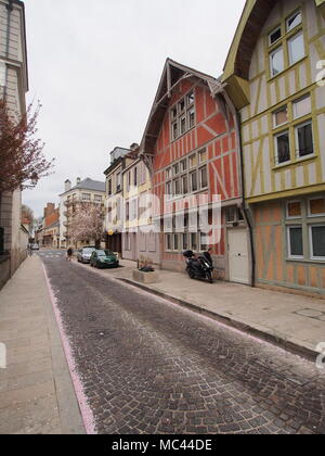 Troyes, Francia. Il 12 aprile, 2018. Tempo stagionale: un nuvoloso e umido del mattino seguita da un pomeriggio soleggiato nella città di Troyes, Francia. Credito: James Bell/Alamy Live News Foto Stock