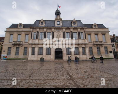 Troyes, Francia. Il 12 aprile, 2018. Tempo stagionale: un nuvoloso e umido del mattino seguita da un pomeriggio soleggiato nella città di Troyes, Francia. Il municipio. Credito: James Bell/Alamy Live News Foto Stock