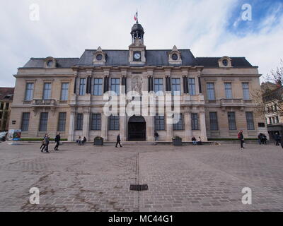 Troyes, Francia. Il 12 aprile, 2018. Tempo stagionale: un nuvoloso e umido del mattino seguita da un pomeriggio soleggiato nella città di Troyes, Francia. Il municipio. Credito: James Bell/Alamy Live News Foto Stock