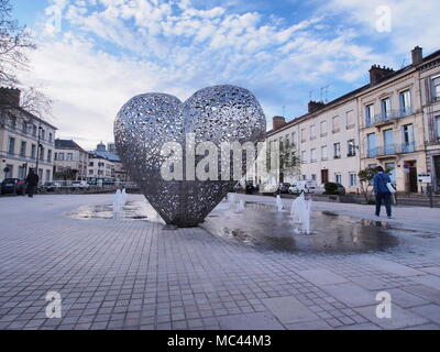 Troyes, Francia. Il 12 aprile, 2018. Tempo stagionale: un nuvoloso e umido del mattino seguita da un pomeriggio soleggiato nella città di Troyes, Francia. La scultura di 'Le coyeur de Troyes' (il cuore di Troyes). "Cuore della città" è costituito da più di duecento pezzi di 40x40 cm in acciaio inossidabile assemblati insieme. Credito: James Bell/Alamy Live News Foto Stock