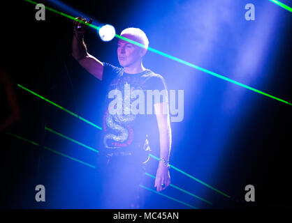 09 aprile 2018, Germania, Francoforte: musicista H.P. Baxxter, noto anche come 'scooter', esegue sul palco durante il Live Entertainment Award al Festhalle Frankfurt venue. Foto: Andreas Arnold/dpa Foto Stock