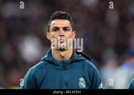 Madrid, Spagna. Xi Apr, 2018. CRISTIANO RONALDO del Real Madrid si affaccia su durante il team line up davanti alla UEFA Champions League quarti di finale, seconda gamba partita di calcio tra il Real Madrid CF e la Juventus FC su Aprile 11, 2018 a Santiago Bernabeu Stadium in Madrid, Spagna Credito: Manuel Blondau/ZUMA filo/Alamy Live News Foto Stock