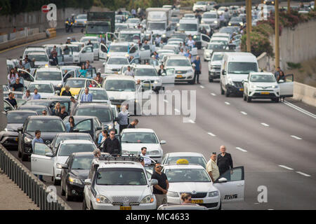 Tel Aviv, Israele. Xii Apr, 2018. Le persone si mettono ancora su una strada di due minuti di sirena è suonato in tutta Israele per contrassegnare l'olocausto Giorno del Ricordo, a Tel Aviv, Israele, il 12 aprile 2018. Credito: JINI/Xinhua/Alamy Live News Foto Stock