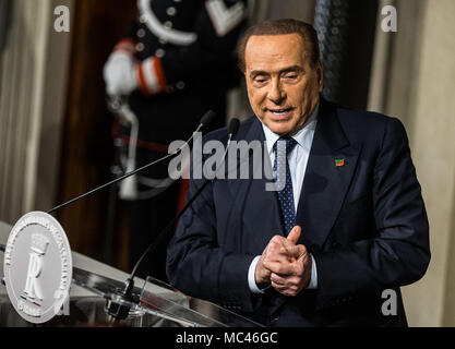 Roma, Italia. Xii Apr, 2018. Forza Italia leader del partito ed ex Primo Ministro italiano Silvio Berlusconi parla ai media presso il Palazzo del Quirinale a Roma, capitale d'Italia, il 12 aprile 2018. Il primo giorno del secondo round dell'Italia del governo formale di negoziati si sono conclusi in un apparente stallo giovedì, come i principali partiti politici hanno scavato nelle loro posizioni contrastanti. Credito: Jin Yu/Xinhua/Alamy Live News Foto Stock