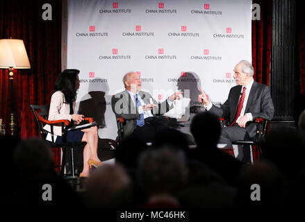 (180412) -- NEW YORK, 12 aprile 2018 (Xinhua) -- Nobel Prize-winning economista americano Joseph Stiglitz (C, posteriore) e John Lipsky (R, posteriore), illustre studioso, Scuola di Studi Internazionali avanzati, Johns Hopkins University, partecipare a un panel di discussione, parte del China Institute 2018 Vertice Esecutivo, 'U.S.-China Business nel nuovo ordine mondiale,' in New York, Stati Uniti, il 12 aprile 2018. L unilaterale degli Stati Uniti di schiocco di ripide sulle tariffe della Cina di merci mina un basati sulla norma regime commerciale multilaterale che è stato fondamentale per la crescita globale, detto Joseph Stiglitz. (Xinhua/Wang Yin Foto Stock