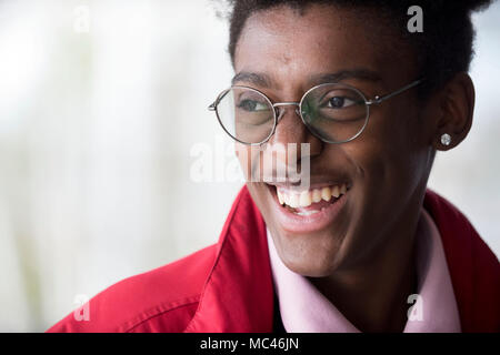 Eugene, Oregon, Stati Uniti d'America. Xii Apr, 2018. La gioventù attore ISAAC VERGUN ride mentre viene intervistato dopo una gestione del caso audizione in Juliana v. Stati Uniti il cambiamento climatico querela al di fuori del tribunale federale di Eugene. Il caso coinvolge 21 giovani attrici da tutti gli Stati Uniti emis sione di Trump administration sul cambiamento climatico. Giovedì il giudice distrettuale impostato il periodo di prova per iniziare ad ottobre 29, 2018 in Eugene. Credito: Robin Loznak/ZUMA filo/Alamy Live News Foto Stock