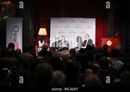 (180412) -- NEW YORK, 12 aprile 2018 (Xinhua) -- Nobel Prize-winning economista americano Joseph Stiglitz (C, posteriore) e John Lipsky (R, posteriore), illustre studioso, Scuola di Studi Internazionali avanzati, Johns Hopkins University, partecipare a un panel di discussione, parte del China Institute 2018 Vertice Esecutivo, 'U.S.-China Business nel nuovo ordine mondiale,' in New York, Stati Uniti, il 12 aprile 2018. L unilaterale degli Stati Uniti di schiocco di ripide sulle tariffe della Cina di merci mina un basati sulla norma regime commerciale multilaterale che è stato fondamentale per la crescita globale, detto Joseph Stiglitz. (Xinhua/Wang Yin Foto Stock