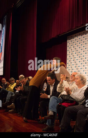 Buenos Aires, Argentina. Xii Apr, 2018. Manuela D&#39;Avilaticrticipates in un evento con Maximo Kirchner, vice di Argenitna e figlio di ex presidenti Nestor Kirchner e Cristina Fernandez, la sera del giovedì (12th) a SADOP, sindacato degli insegnanti privati, nella città di Buenos Aires, Argentina, per parlare della situazione brasiliana con l' arresto dell' ex Presidente Luis Inacio Lula da Silva. Credito: Flavio Sucesso/FotoArena/Alamy Live News Foto Stock