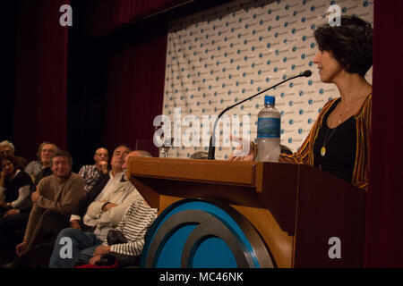 Buenos Aires, Argentina. Xii Apr, 2018. Manuela D&#39;Avilaticrticipates in un evento con Mo Kirchner, vice di Argenigenitna e figlio di ex presidenti Nestor Kirchner e Cristina Fernandez, la sera del giovedì (12th) a SADOP, sindacato degli insegnanti privati, nella città di Buenos Aires, Argentina, per parlare della situazione brasiliana con l' arresto dell' ex Presidente Luis Inacio Lula da Silva. Credito: Flavio Sucesso/FotoArena/Alamy Live News Foto Stock