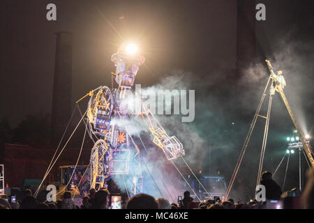 Swansea, Wales, Regno Unito. Il 12 aprile, 2018. Suono,luce,vapore,e fuochi d'artificio notte visualizzazione di 'L'uomo motore',a Hafod-Morfa Copperworks,north Swansea,Wales, U.K.Swansea, Wales, Regno Unito. Xii Apr, 2018. "L'uomo motore' a Swansea,Galles,UK."L'uomo motore' arrivati a Swansea come parte di una più grande del tour di vita che racconta la storia di come la rivoluzione industriale del Galles sagomato.come parte del "un motore" della risurrezione tour del Regno Unito,il Welsh visita,chiamato'Mun motore Cymru Credito: Paolo Quayle/Alamy Live News Foto Stock