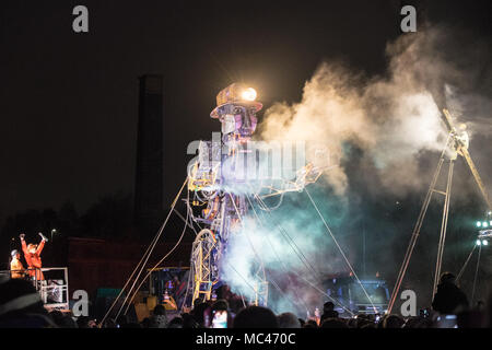 Swansea, Wales, Regno Unito. Il 12 aprile, 2018. Suono,luce,vapore,e fuochi d'artificio notte visualizzazione di 'L'uomo motore',a Hafod-Morfa Copperworks,north Swansea,Wales, U.K.Swansea, Wales, Regno Unito. Xii Apr, 2018. "L'uomo motore' a Swansea,Galles,UK."L'uomo motore' arrivati a Swansea come parte di una più grande del tour di vita che racconta la storia di come la rivoluzione industriale del Galles sagomato.come parte del "un motore" della risurrezione tour del Regno Unito,il Welsh visita,chiamato'Mun motore Cymru Credito: Paolo Quayle/Alamy Live News Foto Stock