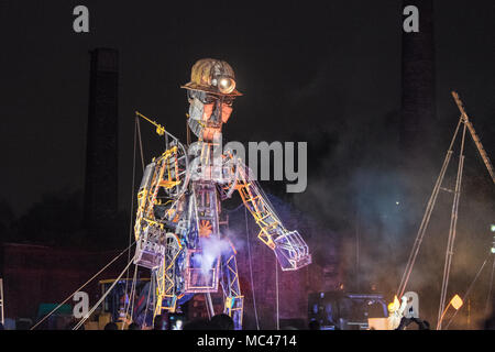 Swansea, Wales, Regno Unito. Il 12 aprile, 2018. Suono,luce,vapore,e fuochi d'artificio notte visualizzazione di 'L'uomo motore',a Hafod-Morfa Copperworks,north Swansea,Wales, U.K.Swansea, Wales, Regno Unito. Xii Apr, 2018. "L'uomo motore' a Swansea,Galles,UK."L'uomo motore' arrivati a Swansea come parte di una più grande del tour di vita che racconta la storia di come la rivoluzione industriale del Galles sagomato.come parte del "un motore" della risurrezione tour del Regno Unito,il Welsh visita,chiamato'Mun motore Cymru Credito: Paolo Quayle/Alamy Live News Foto Stock