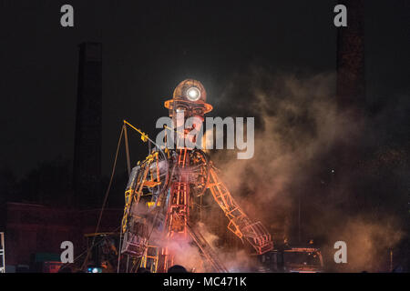 Swansea, Wales, Regno Unito. Il 12 aprile, 2018. Suono,luce,vapore,e fuochi d'artificio notte visualizzazione di 'L'uomo motore',a Hafod-Morfa Copperworks,north Swansea,Wales, U.K.Swansea, Wales, Regno Unito. Xii Apr, 2018. "L'uomo motore' a Swansea,Galles,UK."L'uomo motore' arrivati a Swansea come parte di una più grande del tour di vita che racconta la storia di come la rivoluzione industriale del Galles sagomato.come parte del "un motore" della risurrezione tour del Regno Unito,il Welsh visita,chiamato'Mun motore Cymru Credito: Paolo Quayle/Alamy Live News Foto Stock