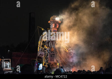 Swansea, Wales, Regno Unito. Il 12 aprile, 2018. Suono,luce,vapore,e fuochi d'artificio notte visualizzazione di 'L'uomo motore',a Hafod-Morfa Copperworks,north Swansea,Wales, U.K.Swansea, Wales, Regno Unito. Xii Apr, 2018. "L'uomo motore' a Swansea,Galles,UK."L'uomo motore' arrivati a Swansea come parte di una più grande del tour di vita che racconta la storia di come la rivoluzione industriale del Galles sagomato.come parte del "un motore" della risurrezione tour del Regno Unito,il Welsh visita,chiamato'Mun motore Cymru Credito: Paolo Quayle/Alamy Live News Foto Stock