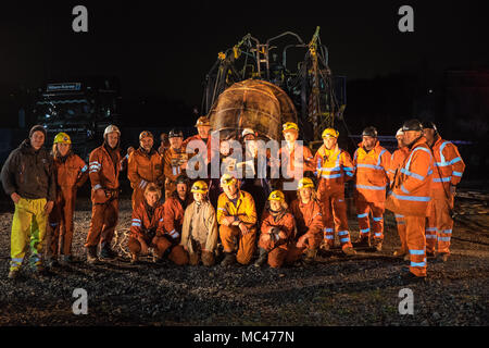 Swansea, Wales, Regno Unito. Il 12 aprile, 2018. Suono,luce,vapore,e fuochi d'artificio notte visualizzazione di 'L'uomo motore',a Hafod-Morfa Copperworks,north Swansea,Wales, U.K.Swansea, Wales, Regno Unito. Xii Apr, 2018. "L'uomo motore' a Swansea,Galles,UK."L'uomo motore' arrivati a Swansea come parte di una più grande del tour di vita che racconta la storia di come la rivoluzione industriale del Galles sagomato.come parte del "un motore" della risurrezione tour del Regno Unito,il Welsh visita,chiamato'Mun motore Cymru Credito: Paolo Quayle/Alamy Live News Foto Stock