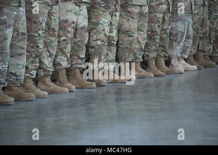 Weslaco, Texas Aprile 12, 2018: Texasa Gov. Greg Abbott parla alla guardia nazionale truppe al National Guard armory nel lontano sud del Texas come si preparano per depolyment inil Texas-Mexico confine. I soldati saranno in un ruolo di supporto con il Federal Pattuglia di Confine e membro troopers. Credito: Bob Daemmrich/Alamy Live News Foto Stock