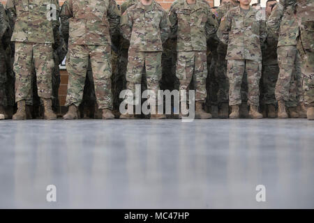 Membri del Texas National Guard stand ad attenzione mentre l'udito un discorso da Gov. Greg Abbott prima della loro distribuzione al confine Texas-Mexico. Foto Stock
