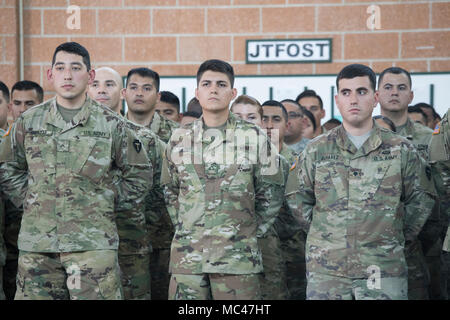 Membri del Texas National Guard stand ad attenzione mentre l'udito un discorso da Gov. Greg Abbott prima della loro distribuzione al confine Texas-Mexico. Foto Stock