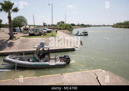 Gli Stati Uniti Pattuglia di Confine opere barche sul fiume Rio Grande Sud di McAllen, TX al Parco Anzalduas su STATI UNITI-Messico frontiera. Un uptick in incroci illegale ha avvenuto negli ultimi tre mesi. Foto Stock