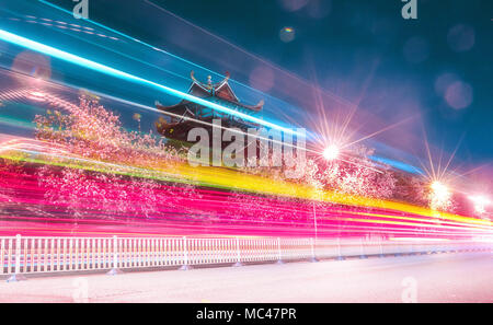 Fuzhou, Fuzhou, Cina. Xiii Apr, 2018. Fuzhou, Cina-13th Aprile 2018: Paesaggio notturno di fiori che sbocciano e antico edificio sulla strada Gongye a Fuzhou, a sud-est della Cina di provincia del Fujian (edita foto) Credito: SIPA Asia/ZUMA filo/Alamy Live News Foto Stock