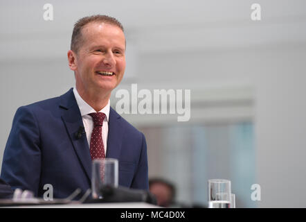 Wolfsburg, Germania. Xiii Apr, 2018. 13.04.2018, Niedersachsen, Wolfsburg: Herbert Diess, neuer Vorstandsvorsitzender der Volkswagen AG, gibt eine Pressekonferenz am Tag nach der Aufsichtsratssitzung von Volkswagen. Der VW-Aufsichtsrat hat einen umfassenden Umbau des Autokonzerns beschlossen. VW damit die Strukturen verschlanken und schneller Entscheidungen treffen können. Credito: Swen Pförtner/dpa/Alamy Live News Foto Stock