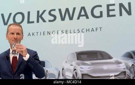 Wolfsburg, Germania. Xiii Apr, 2018. 13.04.2018, Niedersachsen, Wolfsburg: Herbert Diess, neuer Vorstandsvorsitzender der Volkswagen AG, gibt eine Pressekonferenz am Tag nach der Aufsichtsratssitzung von Volkswagen. Der VW-Aufsichtsrat hat einen umfassenden Umbau des Autokonzerns beschlossen. VW damit die Strukturen verschlanken und schneller Entscheidungen treffen können. Credito: Swen Pförtner/dpa/Alamy Live News Foto Stock