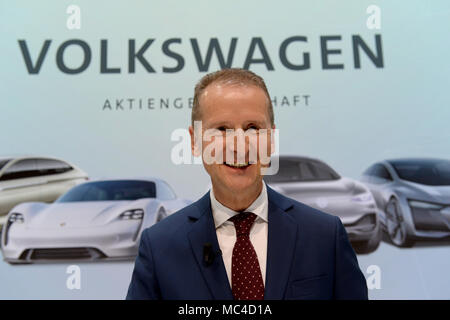 Wolfsburg, Germania. Xiii Apr, 2018. 13.04.2018, Niedersachsen, Wolfsburg: Herbert Diess, neuer Vorstandsvorsitzender der Volkswagen AG, gibt eine Pressekonferenz am Tag nach der Aufsichtsratssitzung von Volkswagen. Der VW-Aufsichtsrat hat einen umfassenden Umbau des Autokonzerns beschlossen. VW damit die Strukturen verschlanken und schneller Entscheidungen treffen können. Credito: Swen Pförtner/dpa/Alamy Live News Foto Stock