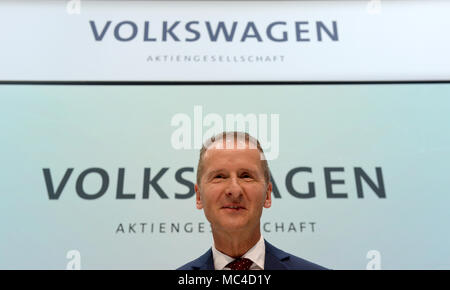 Wolfsburg, Germania. Xiii Apr, 2018. 13.04.2018, Niedersachsen, Wolfsburg: Herbert Diess, neuer Vorstandsvorsitzender der Volkswagen AG, gibt eine Pressekonferenz am Tag nach der Aufsichtsratssitzung von Volkswagen. Der VW-Aufsichtsrat hat einen umfassenden Umbau des Autokonzerns beschlossen. VW damit die Strukturen verschlanken und schneller Entscheidungen treffen können. Credito: Swen Pförtner/dpa/Alamy Live News Foto Stock