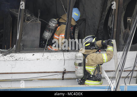 Incheon, Corea del Sud. Xiii Apr, 2018. Aprile 13, 2018-Incheon, Corea del Sud - un impianto di lavorazione chimica ad ovest di Seoul ha preso fuoco, blanketing la zona con spesse, fumo scuro e la potenziale perdita di sostanze tossiche, vigili del fuoco detto venerdì. Incidenti sono stati segnalati. Il blaze iniziato attorno alle 11:50 del mattino in un riciclaggio chimico nella factory di Incheon. Un testimone ha effettuato la chiamata ai servizi di emergenza dicendo "pilastri di fumo scuro sono oscillazioni" dall'impianto. Nessun rapporto di feriti dalla fabbrica sono state effettuate, hanno detto le autorità. Credito: ZUMA Press, Inc./Alamy Live News Foto Stock