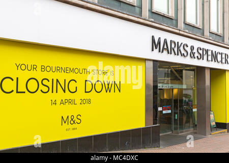 Bournemouth Dorset, Regno Unito. Il 13 aprile 2018. Una giornata uggiosa come Marks & Spencer in Bournemouth preparare per chiudere le sue porte per l'ultima volta domani, sabato 14 aprile, lasciando un grande vuoto per lo shopping in città. Credito: Carolyn Jenkins/Alamy Live News Foto Stock