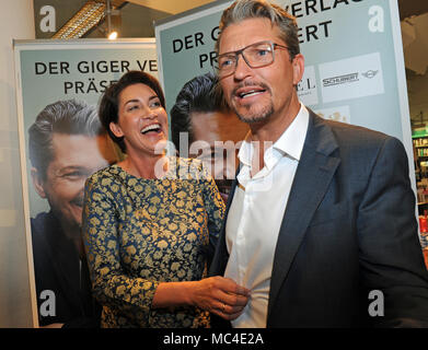 12 aprile 2018, Germania, Monaco di Baviera: Attore Hardy Krueger Jr e sua moglie Alice ridere dopo la presentazione del suo primo libro 'Der leise Ruf des Schmetterlings' (lit. la chiamata tranquilla delle farfalle). Foto: Ursula Düren/dpa Foto Stock