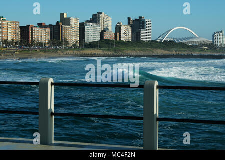 Durban, KwaZulu-Natal, Sud Africa, skyline, hotel e appartamenti lungo il Golden Mile beachfront, landmark Mosè Mabhida, soccer stadium, paesaggio Foto Stock