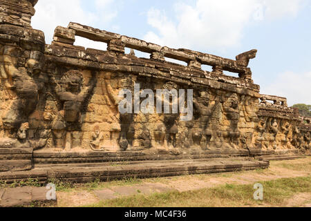 Sculture di Garuda, l'Elefante terrazza, Angkor Thom, Angkor, Cambogia Asia Foto Stock