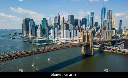 Il Ponte di Brooklyn e il centro cittadino di Skyline di Manhattan, New York City, Stati Uniti d'America Foto Stock
