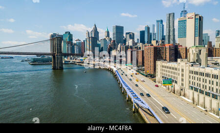 FDR Drive, il Ponte di Brooklyn e il centro cittadino di skyline di Manhattan, New York City, Stati Uniti d'America Foto Stock