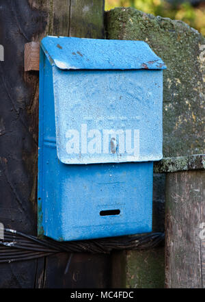 La vecchia mailbox blu dei tempi dell'URSS Foto Stock