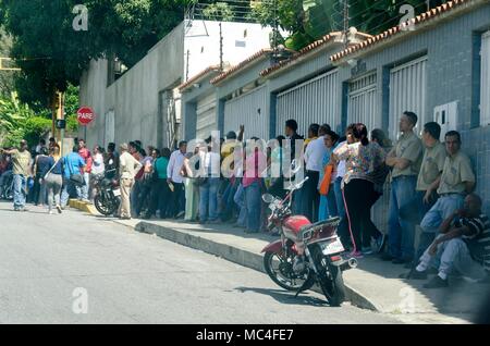 Centinaia di persone in linea fino davanti a un supermercato a Caracas, attesa per l arrivo di un prodotto regolamentato o in situazioni di penuria. Gennaio, 24, 2108 Foto Stock