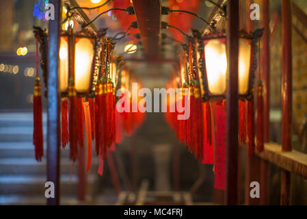 Belle lanterne cinesi nel tempio buddista di Tempio di Man Mo in Hong Kong - 2 Foto Stock