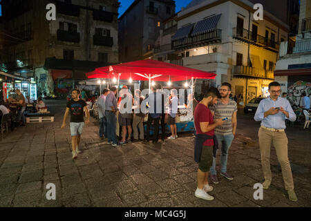 In La Mercato della Vucciria. Cucina di strada Foto Stock