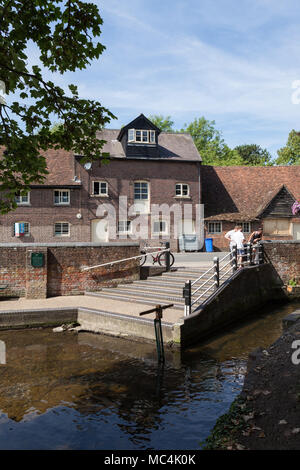 Il vecchio mulino e il fiume Lea nel centro del villaggio di Wheathampstead, Hertfordshire, Regno Unito. Foto Stock