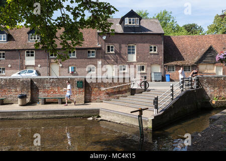 Il vecchio mulino e il fiume Lea nel centro del villaggio di Wheathampstead, Hertfordshire, Regno Unito. Foto Stock