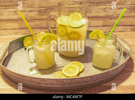 E sudore freddo gelido limonata pronto per essere servito Foto Stock