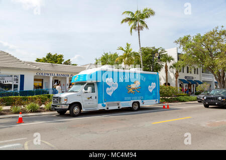 Adozione Pet bus sulla strada in Naples, Florida. Donna indagando su. Napoli Humane Society sponsorizzato la carità. Foto Stock