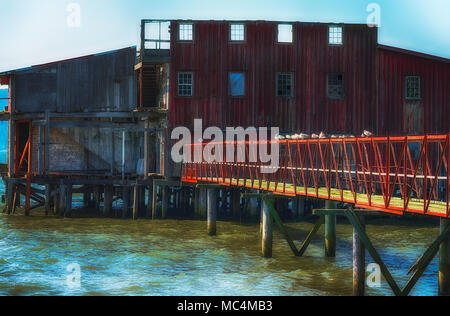 Astoria, Oregon, Stati Uniti d'America - 30 Maggio 2014: uno spettacolo iconica visto lungo Astoria Il Waterfront è questo vecchio decadendo net loft. È sbiadito e weathered exterior Foto Stock